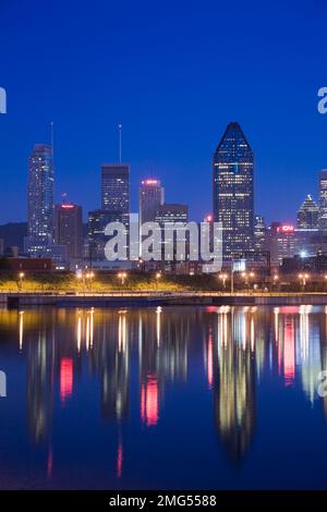 L'horizon de Montréal se reflète dans le bassin de Peel à l'aube au printemps, Québec, Canada. Banque D'Images