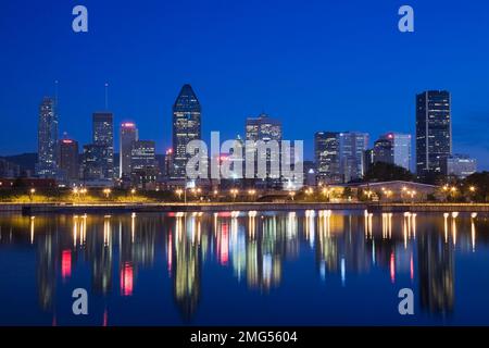 L'horizon de Montréal se reflète dans le bassin de Peel à l'aube au printemps, Québec, Canada. Banque D'Images