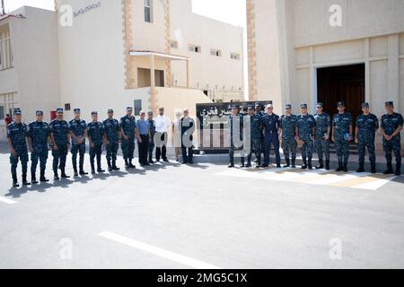 220821-N-NU642-2039- BASE NAVALE D'ALEXANDRIE-21 août 2022. Des membres du personnel du Groupe maritime permanent de l'OTAN 2 (SNMG2) et DES ESPS Almirante Juan de Borbon (F-102) SNMG2 ont organisé une réunion d'information sur les capacités de l'OTAN à l'intention des étudiants du Collège égyptien de guerre navale de la base navale d'Alexandrie. Ces réunions d'information ont été organisées dans le cadre d'une visite qui a permis aux membres des forces alliées de l'OTAN de s'engager auprès des forces navales égyptiennes. Banque D'Images