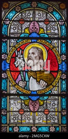 CHAMONIX, FRANCE - 5 JUILLET 2022 : la St Joseph sur le vitrail dans l'église Saint Michael par Antonine Bernard (1900). Banque D'Images