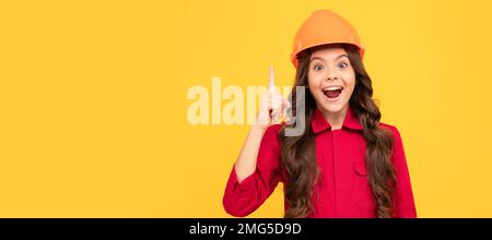 bonne adolescente en casque de sécurité inspiré par l'idée, l'inspiration. Un constructeur d'enfants en forme d'affiche horizontale pour casque. En-tête de bannière, espace de copie. Banque D'Images