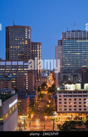 Rue Saint-urbain et vue sur le complexe Desjardins et les édifices d'Hydro-Québec illuminés à l'aube, Montréal, Québec, Canada. Banque D'Images