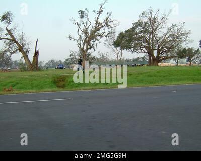 Structures de la Garde côtière - stations aériennes - la Nouvelle-Orléans - 26-HK-95-192. AIRSTA NOLA--Coast Guardsman à pied près de la route par pavillon. Ouragan Katrina Banque D'Images