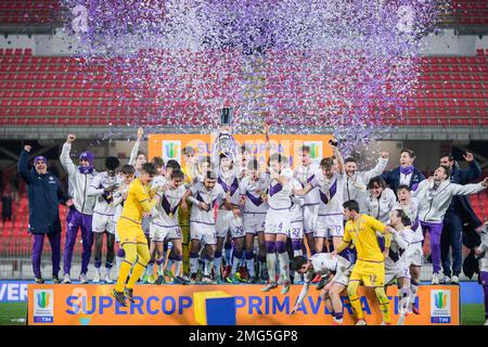 Monza, Italie. 25th janvier 2023. L'équipe ACF Fiorentina célèbre après le vainqueur Supercoppa pendant le Supercoppa Italiana primavera 1 au football italien, match entre l'Inter FC Internazionale ACF Fiorentina le 25 janvier 2023 au stade U-Power à Monza, en Italie. Photo Tiziano Ballabio crédit: Tiziano Ballabio/Alamy Live News Banque D'Images