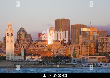 Horizon de Montréal avec tour de l'horloge et fleuve Saint-Laurent au lever du soleil, Québec, Canada. Banque D'Images