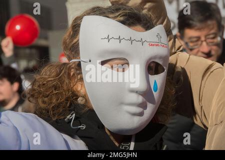 Madrid, Madrid, Espagne. 25th janvier 2023. Manifestation pour les soins primaires AMYTS à Madrid, Espagne, de la rue Sagasta à la Puerta del sol. Lorsqu'ils revendiquent des catégories de déficit dans les spécialités médicales, des renseignements sur le processus statutaire de SERMAS et des renseignements sur les processus sélectifs de SERMAS. Renseignements sur le recrutement infirmière de l'hôpital d'urgence Isabel Zendal, orientation des patients en raison de la pression des soins du SERMAS. Appelez la Commission centrale pour les carrières professionnelles et les carrières professionnelles pour le personnel de gestion. Le Comité de grève à durée indéterminée des médecins de famille et des pédiatres de soins primaires du SERMAS a appelé Banque D'Images