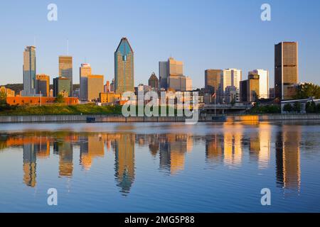 Horizon de Montréal reflété dans le bassin Peel au lever du soleil en été, Québec, Canada. Banque D'Images