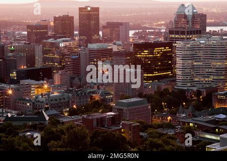 Horizon de Montréal à l'aube du belvédère sur le Mont-Royal en été, Québec, Canada. Banque D'Images