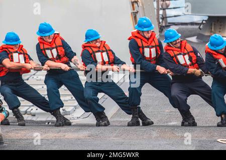 Mer des Philippines. 11th janvier 2023. ÉTATS-UNIS Les marins de la Marine ont fait la queue lors d’une reconstitution en cours à bord du destroyer à missiles guidés de classe Arleigh Burke USS Chung-Hoon (DDG 93). Chung-Hoon, qui fait partie du Nimitz Carrier Strike Group, est aux États-Unis 7th Fleet qui effectue des opérations de routine. 7th Fleet est le U.S. La plus grande flotte numérotée déployée à l'avance de la Marine interagit et opère régulièrement avec ses alliés et partenaires pour préserver une région libre et ouverte de l'Indo-Pacifique. (Image de crédit : © Andre T. Richard/US Navy/ZUMA Press Wire Service) USAGE ÉDITORIAL UNIQUEMENT ! Non destiné À un usage commercial ! Banque D'Images