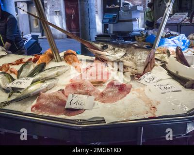 Rialto marché aux poissons Venise Italie Banque D'Images