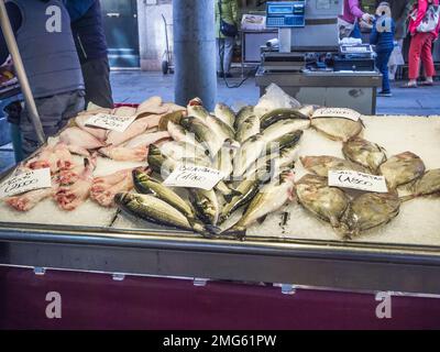 Rialto marché aux poissons Venise Italie Banque D'Images