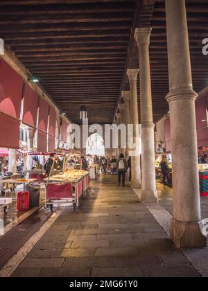 Rialto marché aux poissons Venise Italie Banque D'Images