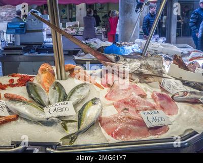 Rialto marché aux poissons Venise Italie Banque D'Images