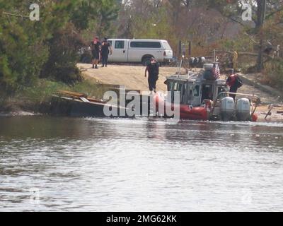 Séquelles - Bateaux déplacés - unité de sécurité portuaire (UAP) 309 - 26-HK-27-36. Coast Guardmen se préparant à lancer le bateau RHI depuis la route de terre--Chris Trap photo. Ouragan Katrina Banque D'Images