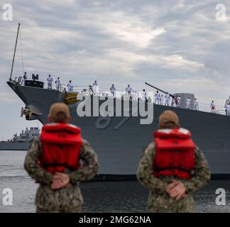 220822-N-KY668-1046 STATION NAVALE MAYPORT, FLORIDE (22 août 2022) les marins branchient les rails à bord du destroyer de missile guidé de classe Arleigh Burke USS Mason (DDG 87) alors que le navire arrive à la Station navale de Mayport, en Floride. Mason a changé de maison de la base navale de Norfolk, en Virginie, à la base navale de Mayport. Banque D'Images