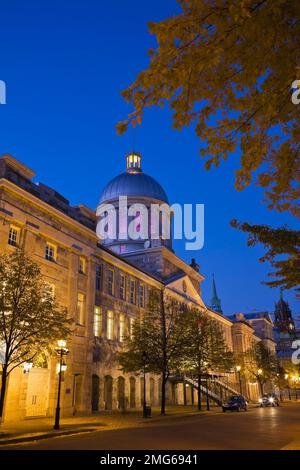 Édifice du marché Bonsecours illuminé au crépuscule en automne, Vieux-Montréal, Québec, Canada. Banque D'Images