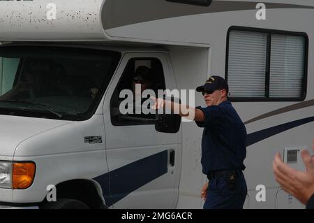 Personnel de la Garde côtière - divers - 26-HK-90-168. Coast Guardsman dirigeant le conducteur de véhicule de camping. Ouragan Katrina Banque D'Images