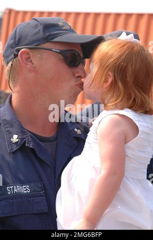 Personnel de la Garde côtière - divers - 26-HK-90-13. Arrivée de Coast Guardsman embrassant tout-petit. Ouragan Katrina Banque D'Images