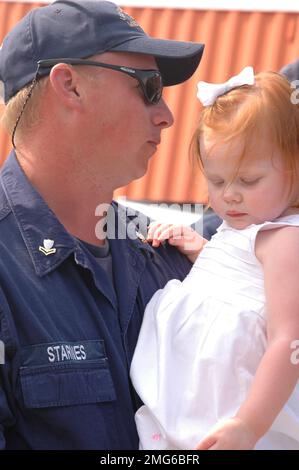 Personnel de la Garde côtière - divers - 26-HK-90-4. Arrivée de Coast Guardsman tenant tout-petit. Ouragan Katrina Banque D'Images