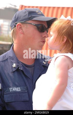 Personnel de la Garde côtière - divers - 26-HK-90-14. Arrivée Coast Guardsman embrassant toddler2. Ouragan Katrina Banque D'Images