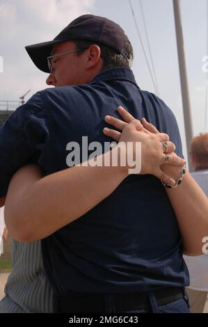 Personnel de la Garde côtière - divers - 26-HK-90-198. Coast Guardsman embrassant des femmes civiles. Ouragan Katrina Banque D'Images