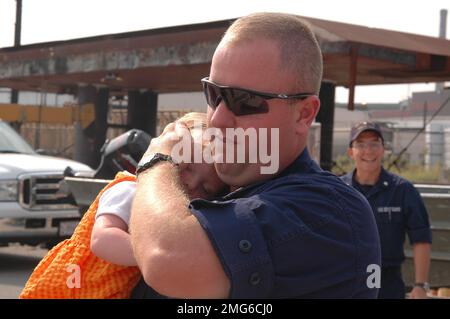 Personnel de la Garde côtière - divers - 26-HK-90-199. Côte Guardsman embrassant toddler4. Ouragan Katrina Banque D'Images