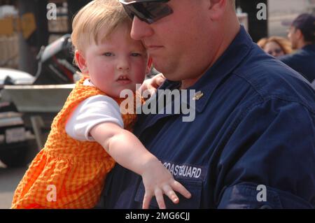 Personnel de la Garde côtière - divers - 26-HK-90-193. Coast Guardsman Holding toddler3. Ouragan Katrina Banque D'Images