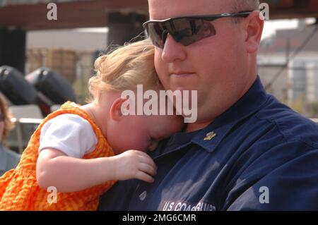 Personnel de la Garde côtière - divers - 26-HK-90-350. Garde-côtes pour tout-petit. Ouragan Katrina Banque D'Images