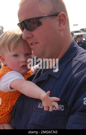 Personnel de la Garde côtière - divers - 26-HK-90-192. Coast Guardsman Holding toddler2. Ouragan Katrina Banque D'Images