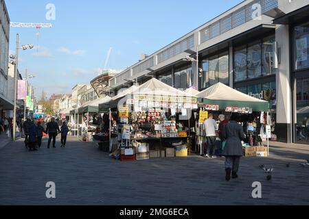 Les amateurs de shopping se prominent le long de la Moor dans le centre-ville de Sheffield, Angleterre, Royaume-Uni. Étals du marché en plein air Banque D'Images