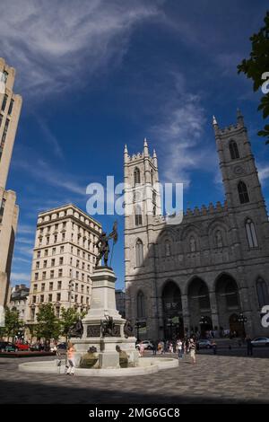 Monument de Maisonneuve face à la basilique notre-Dame en été, place d'armes, Vieux-Montréal, Québec, Canada. Banque D'Images