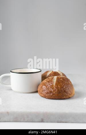 Vue de dessus sur les pains Pretzel sur un plateau en marbre, le laugenbroetchen allemand sur un plateau en marbre Banque D'Images