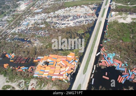 Séquelles - divers - 26-HK-48-19. un grand groupe de marchandises déplacées se trouve près de l'autoroute. Ouragan Katrina Banque D'Images