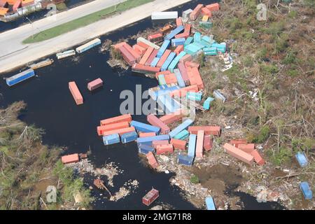 Séquelles - divers - 26-HK-48-16. grand groupe de conteneurs de marchandises déplacés près de la route. Ouragan Katrina Banque D'Images