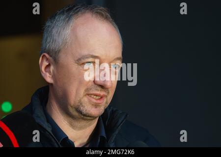 Bucarest, Roumanie - 25 janvier 2023: Ioan Gliga avocat des frères Andrew et Tristan Tate parler aux reporters du cas dans lequel ils sont Banque D'Images