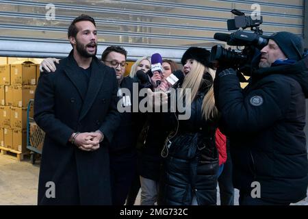 Bucarest, Roumanie - 25 janvier 2023: Tristan Tate et son frère quittent la Direction de l'enquête sur le crime organisé et le terrorisme DIICOT où Banque D'Images