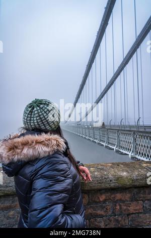 Femme regardant le célèbre pont de Clifton à Bristol en Angleterre lors d'une journée de brouillard Banque D'Images