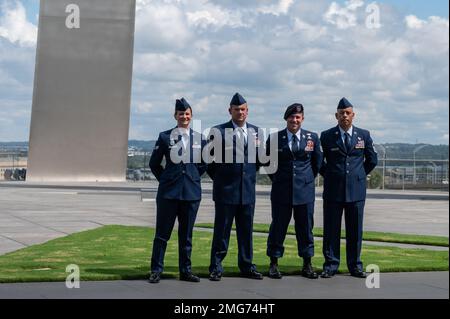 Depuis la gauche : États-Unis Le premier Airman Kristina L. Schneider de la Force aérienne, de la 179th Airlift Wing, de la Garde nationale de l'Ohio; le Sgt. Technique Brett A. Yoakum, de la 164th Airlift Wing, de la Garde nationale du Tennessee; le Sgt. Maître Daniel P. Keller, de la 124th Fighter Wing, de la Garde nationale de l'Idaho; Et le Sgt Jonathan Sotomayor, maître principal du 125th Fighter Squadron, de la Garde nationale de Floride, pose pour une photo au Air Force Memorial, à Arlington, en Virginie, le 22 août 2022. L'événement faisait partie de la semaine de la Force 2022, un événement annuel organisé par le chef de commandement de la Garde nationale aérienne qui met en valeur les professionnels Banque D'Images