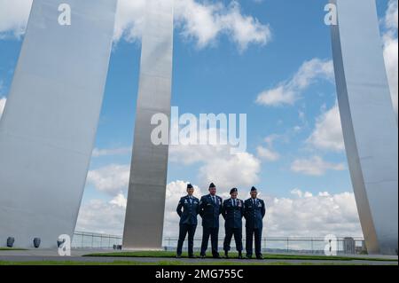 Depuis la gauche : États-Unis Le premier Airman Kristina L. Schneider de la Force aérienne, de la 179th Airlift Wing, de la Garde nationale de l'Ohio; le Sgt. Technique Brett A. Yoakum, de la 164th Airlift Wing, de la Garde nationale du Tennessee; le Sgt. Maître Daniel P. Keller, de la 124th Fighter Wing, de la Garde nationale de l'Idaho; Et le Sgt Jonathan Sotomayor, maître principal du 125th Fighter Squadron, de la Garde nationale de Floride, pose pour une photo au Air Force Memorial, à Arlington, en Virginie, le 22 août 2022. L'événement faisait partie de la semaine de la Force 2022, un événement annuel organisé par le chef de commandement de la Garde nationale aérienne qui met en valeur les professionnels Banque D'Images