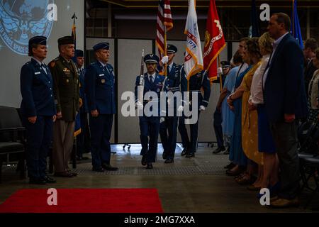 Membres de l'équipe de la Garde d'honneur de la base mars membres de l'audience passée et le parti officiel pour la cérémonie de changement de commandement du Commandement de la composante spatiale de la Force combinée (CFSCC) à la base de la Force spatiale de Vandenberg, en Californie, le 22 août 2022. ÉTATS-UNIS Général de l'armée James H. Dickinson, États-Unis Commandant du Commandement spatial, a présidé la cérémonie et a transféré le commandement de la CFSCC des États-Unis Major de la Force spatiale Deanna M. Burt aux États-Unis Major général de la Force spatiale Douglas A. Schiess. Banque D'Images