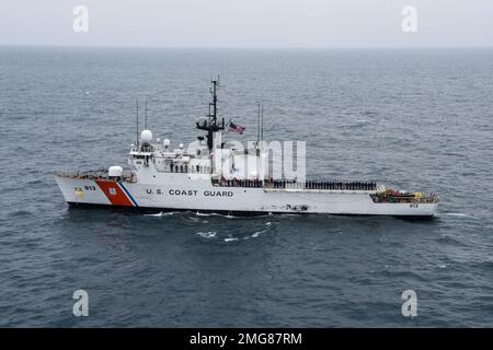 Les membres d'équipage affectés à l'USCGC Mohawk (WMEC 913) s'en prennent aux rails alors qu'ils sont en cours dans l'océan Atlantique, le 22 août 2022. Le Mohawk de l'USCGC (WMEC 913) navigue dans l'océan Atlantique, le 22 août 2022. Mohawk est en déploiement aux États-Unis Zone d'opérations de la Marine Forces Africa, employée par les États-Unis Sixième flotte pour défendre les intérêts des États-Unis, des alliés et des partenaires. Banque D'Images