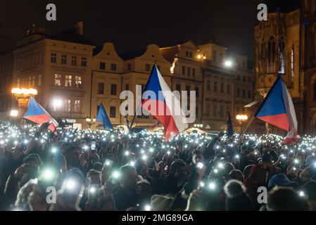 Prague, République tchèque. 25th janvier 2023. Les partisans du candidat à la présidence tchèque et de l'ancien général militaire Petr Pavel brandir les drapeaux tchèques sur la place de la Vieille ville lors de son dernier événement de campagne pour les élections présidentielles. Petr Pavel affrontera l'ancien Premier ministre tchèque et milliardaire Andrej Babis au deuxième tour des élections présidentielles tchèques, qui se tiendront les 27th et 28th janvier 2023. Crédit : SOPA Images Limited/Alamy Live News Banque D'Images