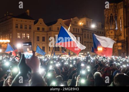 Prague, République tchèque. 25th janvier 2023. Les partisans du candidat à la présidence tchèque et de l'ancien général militaire Petr Pavel brandir les drapeaux tchèques sur la place de la Vieille ville lors de son dernier événement de campagne pour les élections présidentielles. Petr Pavel affrontera l'ancien Premier ministre tchèque et milliardaire Andrej Babis au deuxième tour des élections présidentielles tchèques, qui se tiendront les 27th et 28th janvier 2023. Crédit : SOPA Images Limited/Alamy Live News Banque D'Images