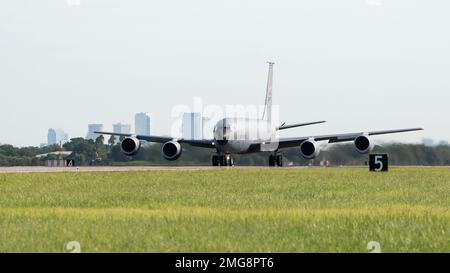 A ÉTATS-UNIS L'avion de la Force aérienne KC-135 Stratotanker affecté à l'escadre de ravitaillement en vol 6th, se prépare à décoller à la base aérienne de MacDill, en Floride, le 22 août 2022. Des aviateurs de divers domaines de carrière ont voyagé aux côtés de l’équipage avec les escadrons de ravitaillement en vol 91st et 50th pour participer à l’événement de Capstone du programme Agile combat Employment. Pour réussir à se qualifier, les aviateurs doivent démontrer les compétences acquises au cours d’une année de tâches et d’objectifs dans un délai de 3 jours tout en effectuant des opérations sur 24 heures. Banque D'Images