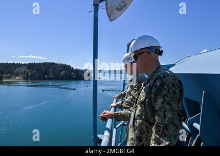 SILVERDALE, Washington (22 août 2022) – États-Unis Le capitaine de la Marine Michael D. Eberlein (à gauche), commandant, Trident Reit Facility, Bangor (TRFB), et le chef de commandement de TRFB Chase M. Krause (à droite), regardent le point de vue depuis le sommet d’une grue sur le Delta Pier de la base navale de Kitsap pendant une gemba. Chaque semaine, le personnel de direction de TRFB visite une zone de production différente de l'installation pour une première visite, appelée « gemba ». Banque D'Images