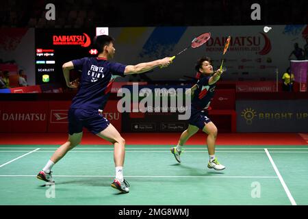 Jakarta, Indonésie. 25th janvier 2023. Feng Yanzhe/Huang Dongping (R) de Chine concourent lors du match mixte de double premier tour contre Praveen Jordan/Melati Daeva Oktavianti de l'Indonésie aux Masters 2023 de l'Indonésie à Jakarta, Indonésie, le 25 janvier 2023. Credit: Xu Qin/Xinhua/Alamy Live News Banque D'Images