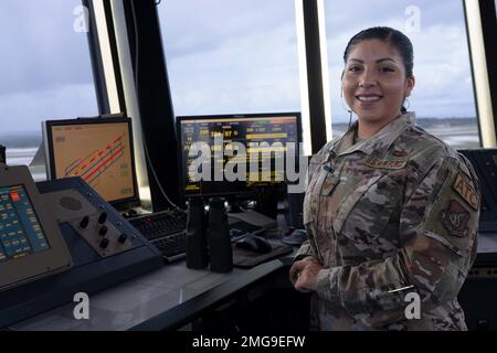 S. Omega Guzman, Tech Force aérienne, conseillère principale en montre de l'escadron de soutien des opérations 36th, pose une photo à la base aérienne d'Andersen, Guam, le 22 août 2022. Guzman guide son équipe dans les opérations de vol quotidiennes, veille à ce que les objectifs de la mission de vol soient atteints et forme des aviateurs de tous les niveaux d'expérience. « J'aime travailler avec un groupe aussi diversifié d'aviateurs très motivés », a déclaré M. Guzman. « L’équipe ici à la tour de contrôle de la circulation aérienne de l’AFB d’Andersen est une équipe dont je ne pouvais pas être plus fière de faire partie. » Banque D'Images