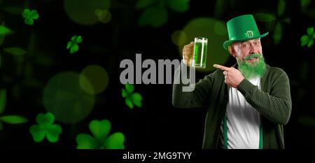 Drôle d'homme mûr avec de la bière verte sur fond sombre. Bannière pour St. Patrick Banque D'Images