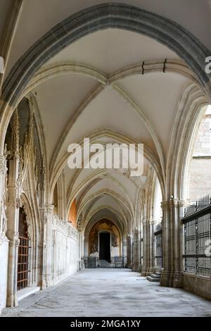 Tolède, Espagne - 10 décembre 2021 : cour de l'église catholique Santa Iglesia Catedral Primada de Toledo et cathédrale primate de Sainte Marie Banque D'Images