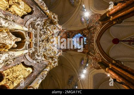 Tolède, Espagne - 10 décembre 2021 : intérieur de l'église catholique Santa Iglesia Catedral Primada de Toledo et de la cathédrale primate de Saint Marie i. Banque D'Images